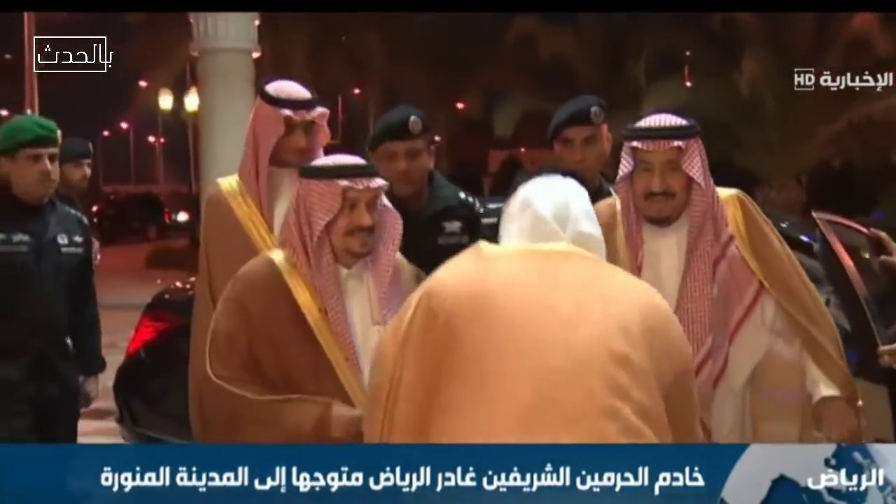 لحظة وصول الملك سلمان المدينة المنورة والصلاة في المسجد النبوي الشريف
