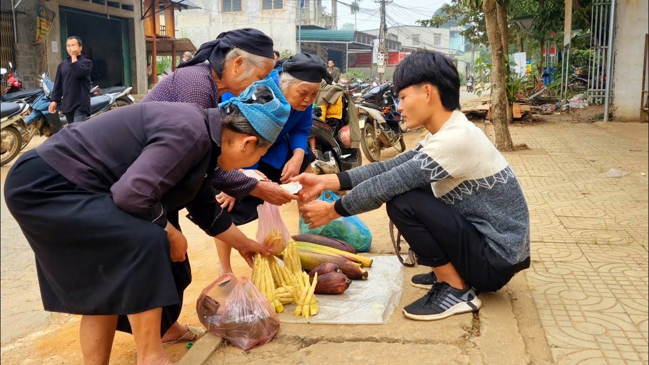 Harvest bamboo shoots, banana flower, go to market to sell, live off the grid