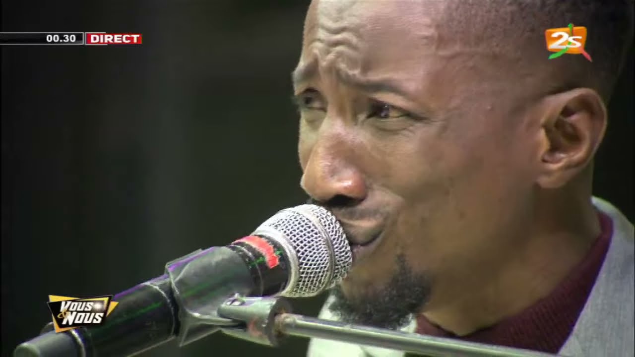 ELAJ KEITA REND HOMMAGE A THIONE SECK ET REPREND SA CHANSON 