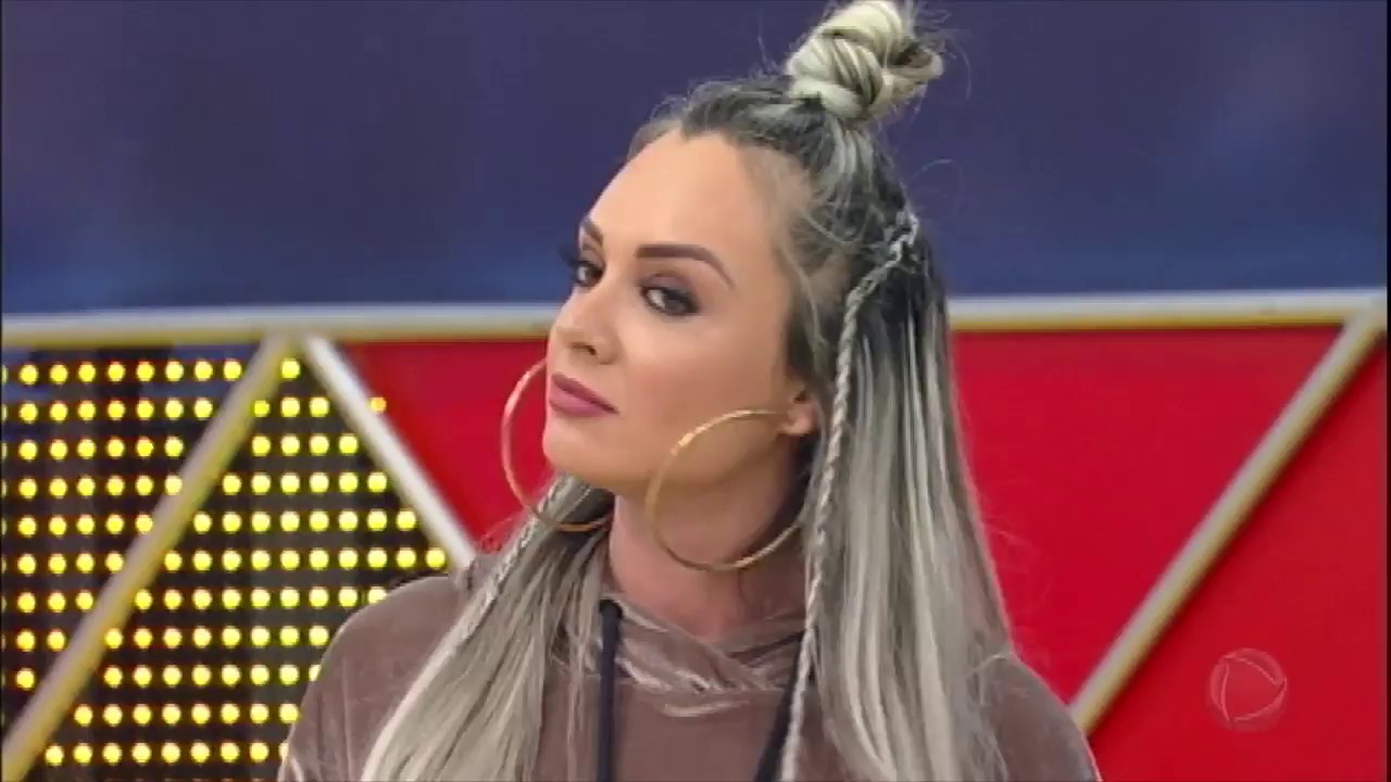 Juju Salimeni mostra toda a sua for&ccedil;a para os convidados do Legend&aacute;rios