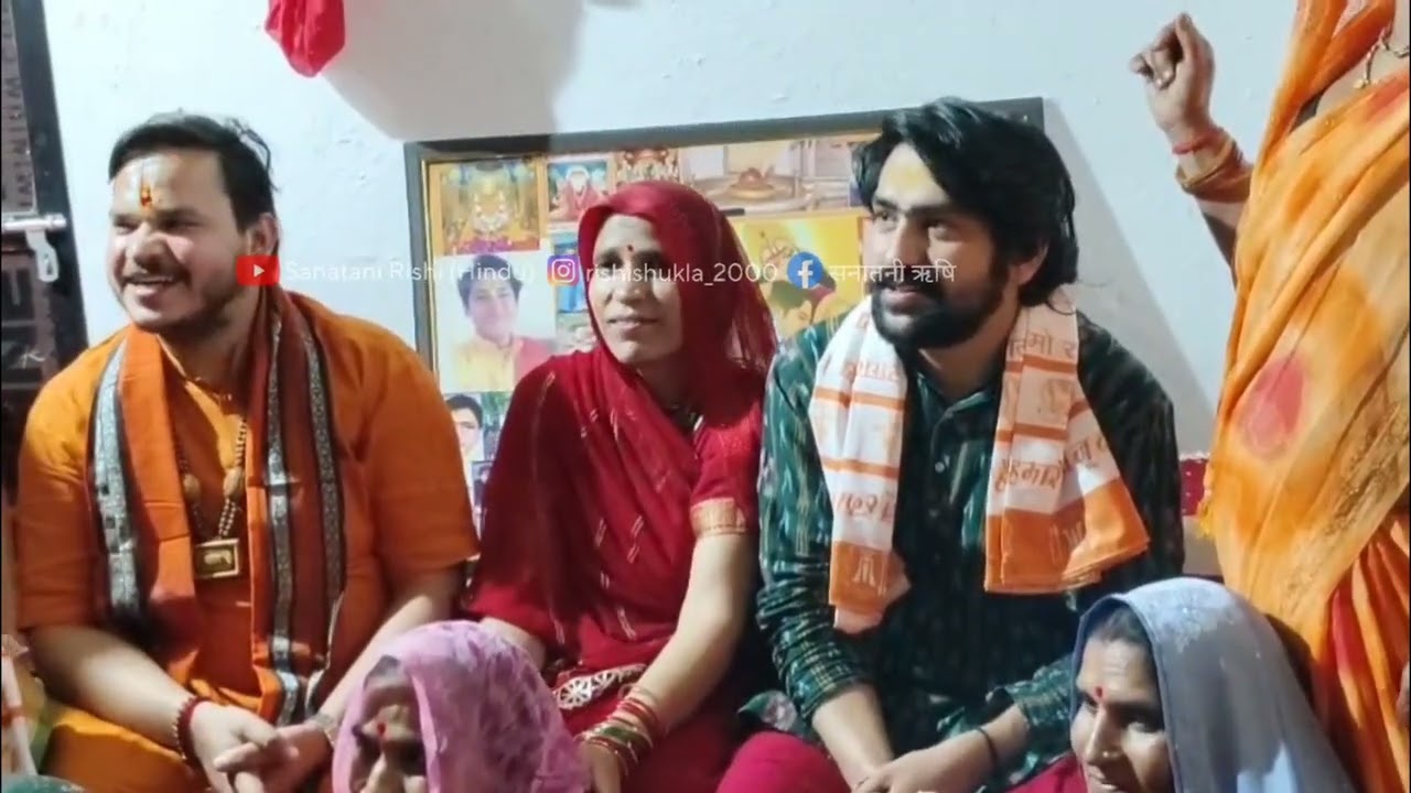 बागेश्वर धाम सरकार अपनी जन्म भूमि पहुंचकर आज मां के हाथ से चूल्हे पर बनी कड़ी रोटी खाई
