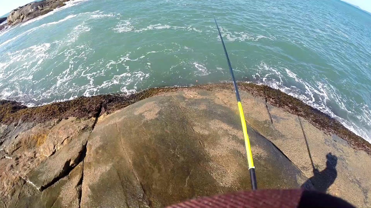 Pescaria com vara de m&atilde;o no mar!!