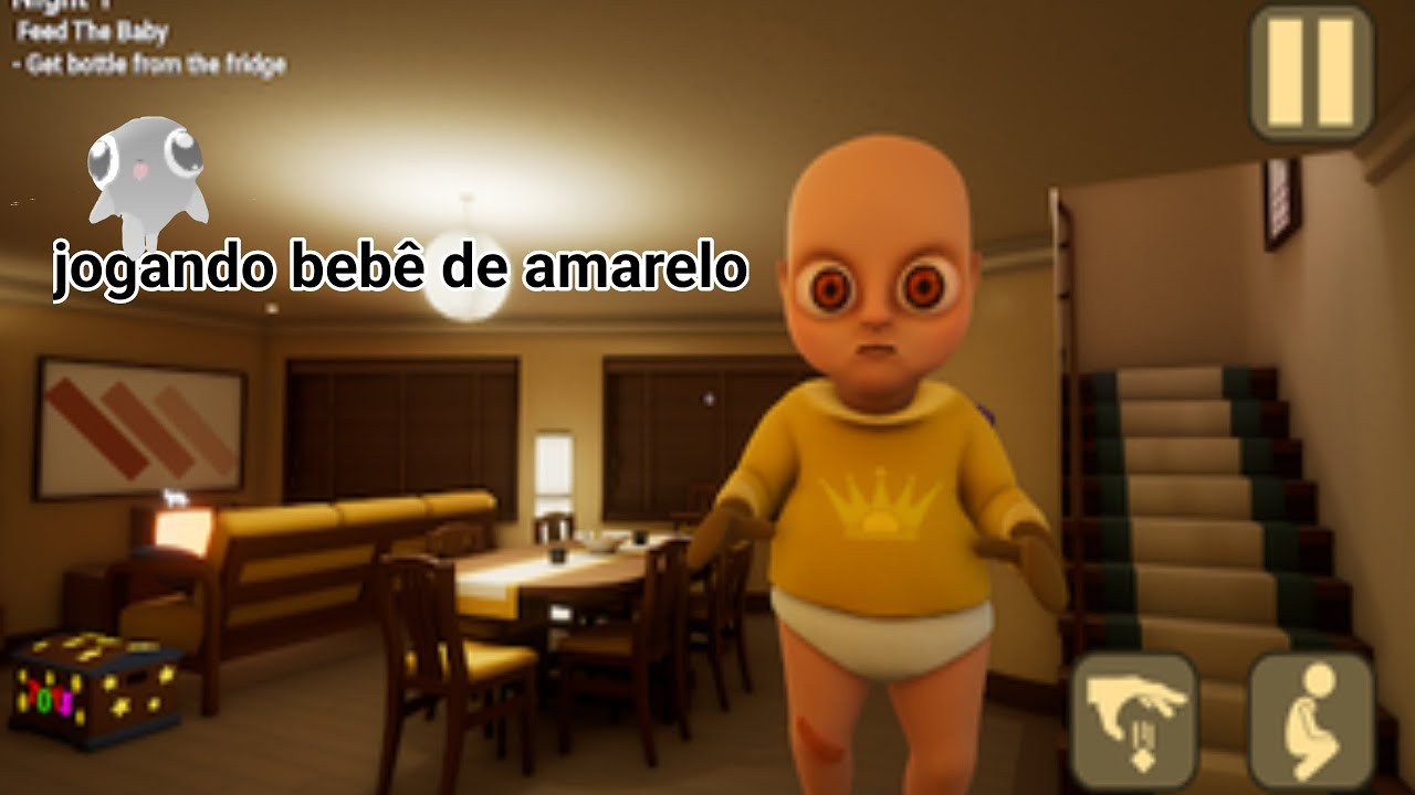 Jogando bebê de amarelo