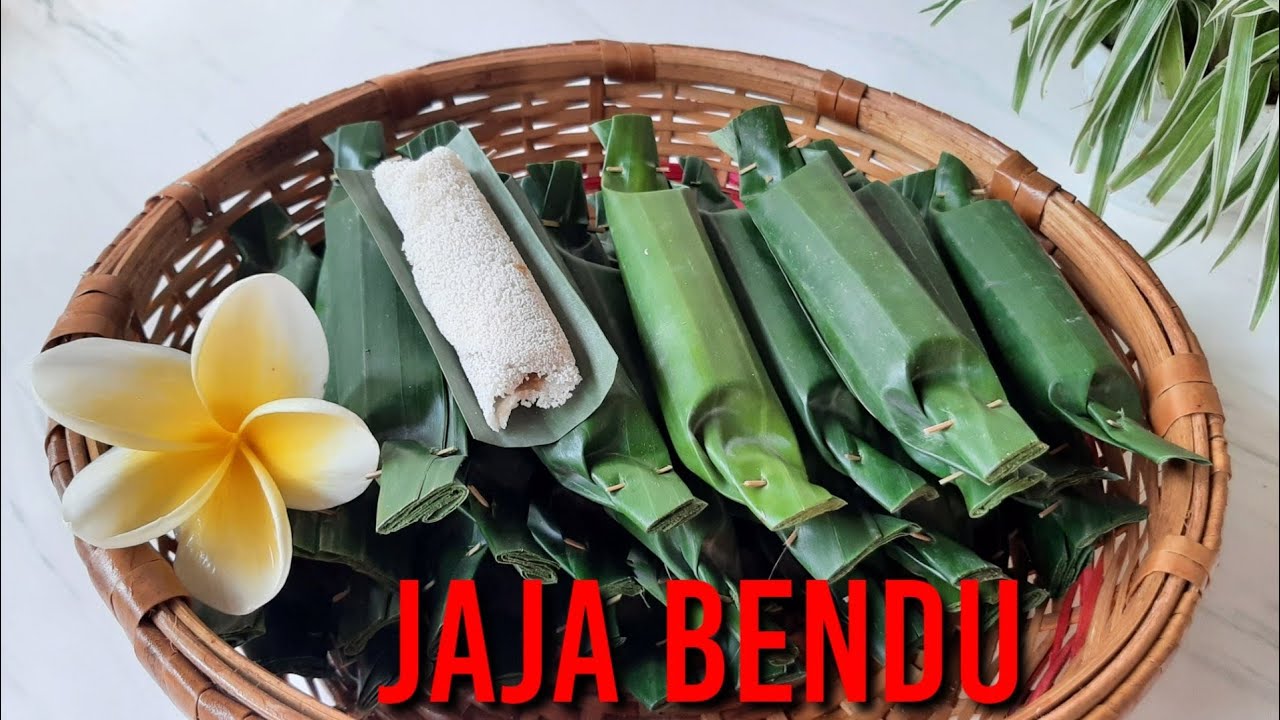 jaja bendu khas bali, menggunakan air perasan daun kembang sepatu dan isian unti kelapa.