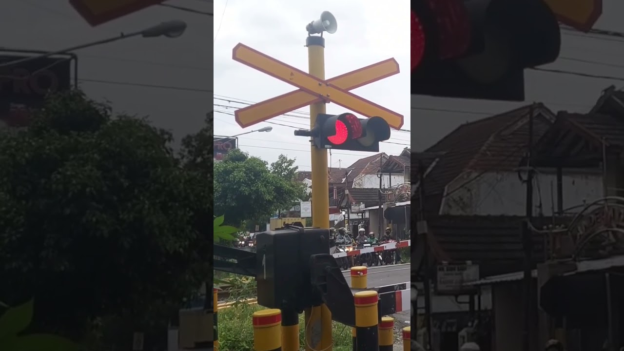 Palang pintu perlintasan kereta Api #palangpintukeretaapi #palangkeretaindonesia #perlintasankereta