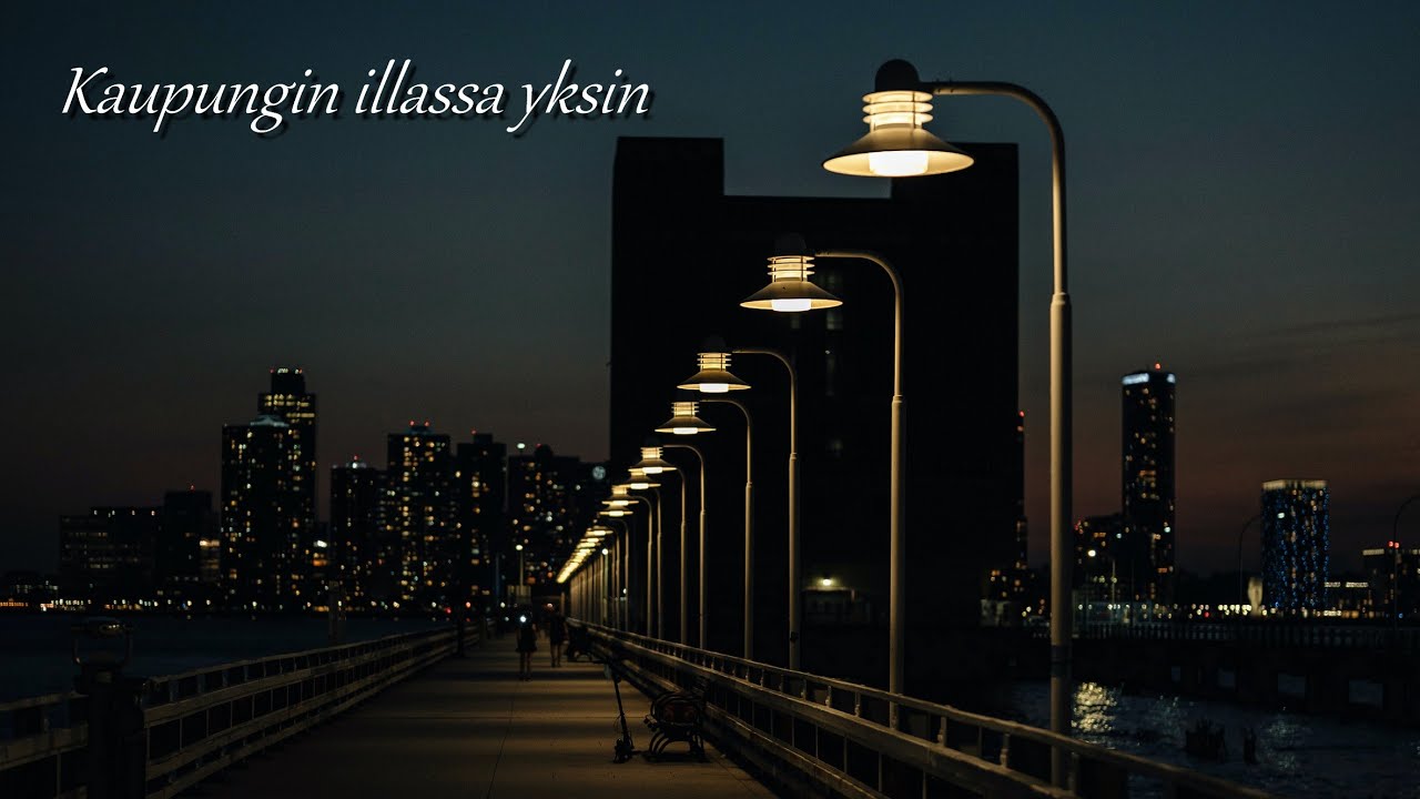 Kaupungin illassa yksin - Mikko Huuhtanen