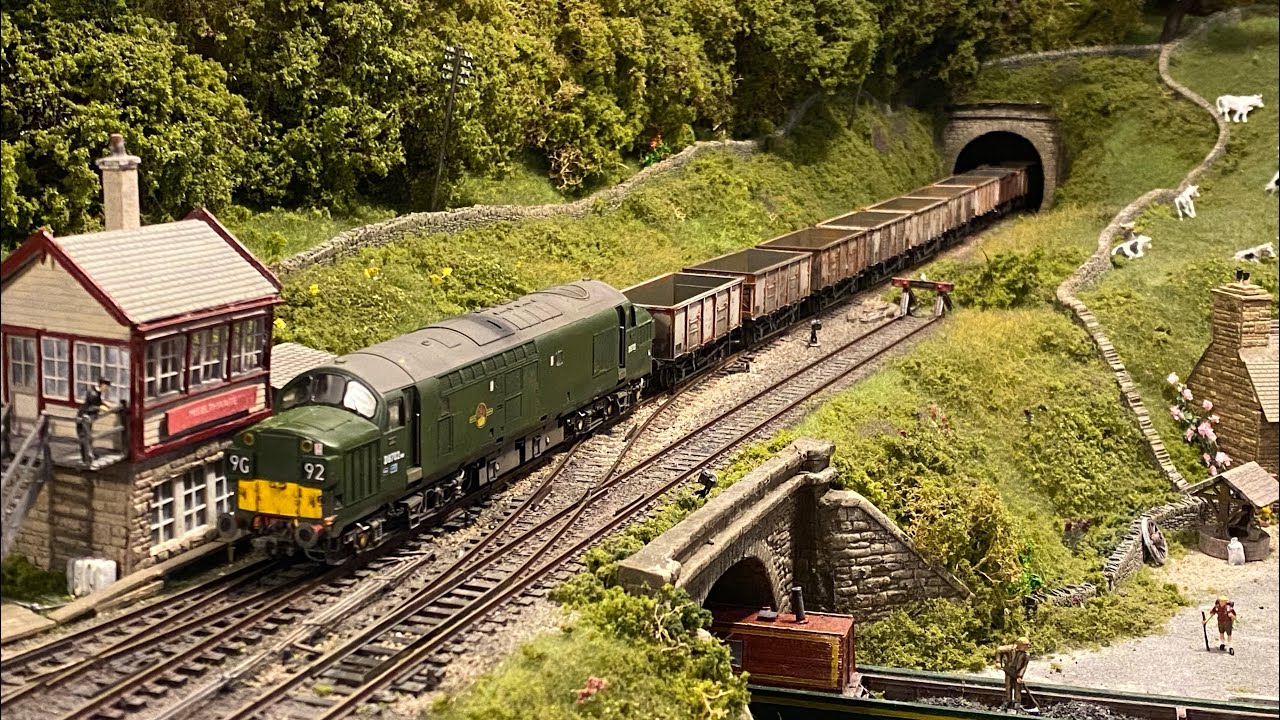 Creating a Perfect Rake of Wagons - Detailing and Weathering Accurascale’s 21T Mineral Wagons