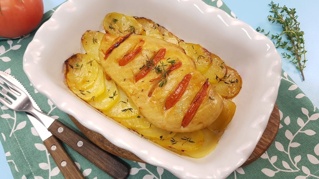 Piept de pui la cuptor, fraged si suculent, cu cartofi.