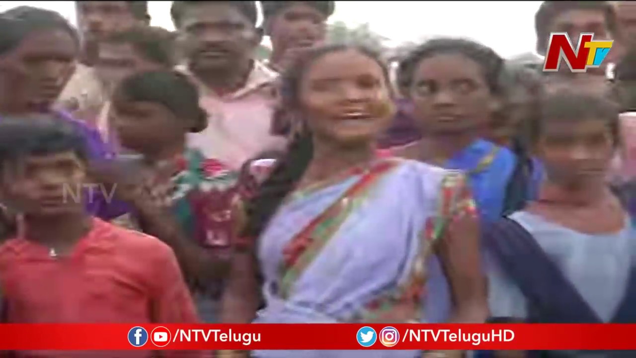 Disha Case Accused Chennakesavulu Wife Holds Protest On Road || NTV