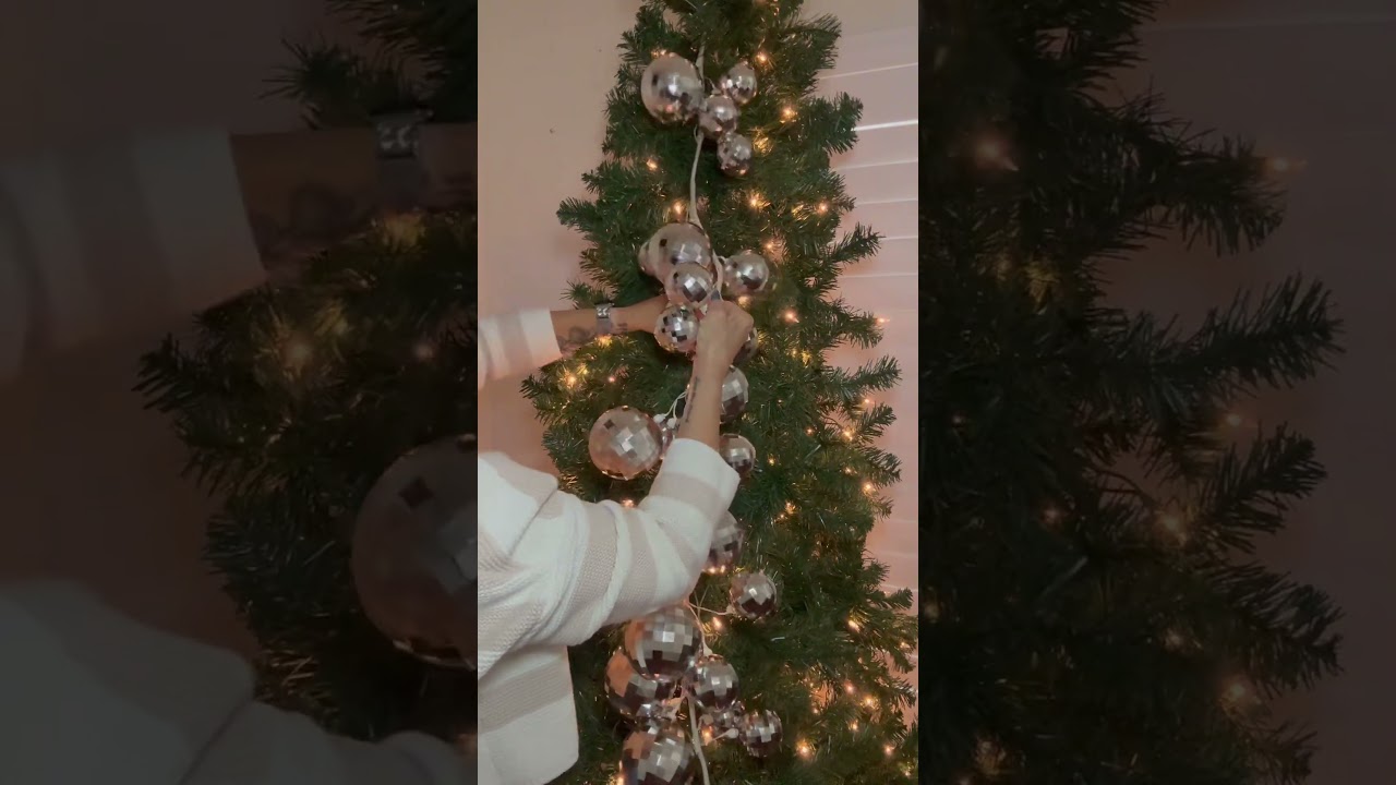 The disco ball trick ￼ #tutorials #christmas #cristmasdecor #christmasdecoration #tips