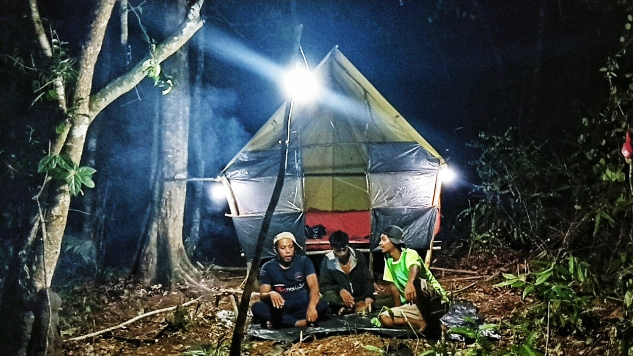 Camping hujan deras membangun shelter memasak makan enak berpetualang di hutan menikmati alam 