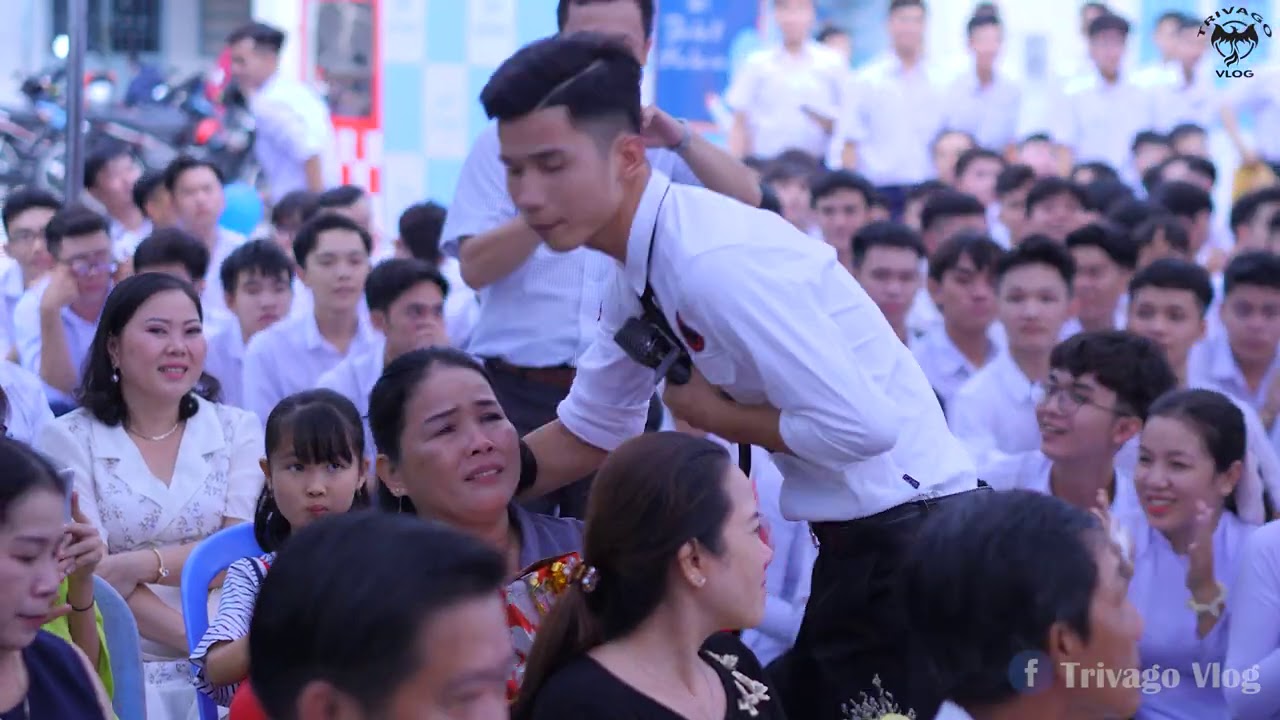 Nam Sinh Hát Gánh Mẹ Tặng Hoa Cảm Động Rơi Nước Mắt Lễ Tri Ân Trưởng Thành
