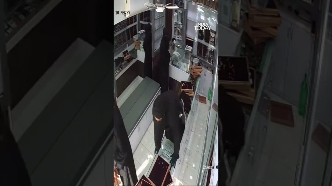 Burqa-clad robbers loot jewellery shop at gunpoint in Navi Mumbai