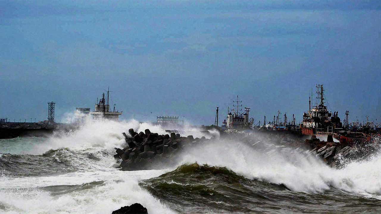 Циклон Роану приближается к Гопалпуру, 4 команды NDRF отправлены в Андхра-Прадеш | Oneindia News
