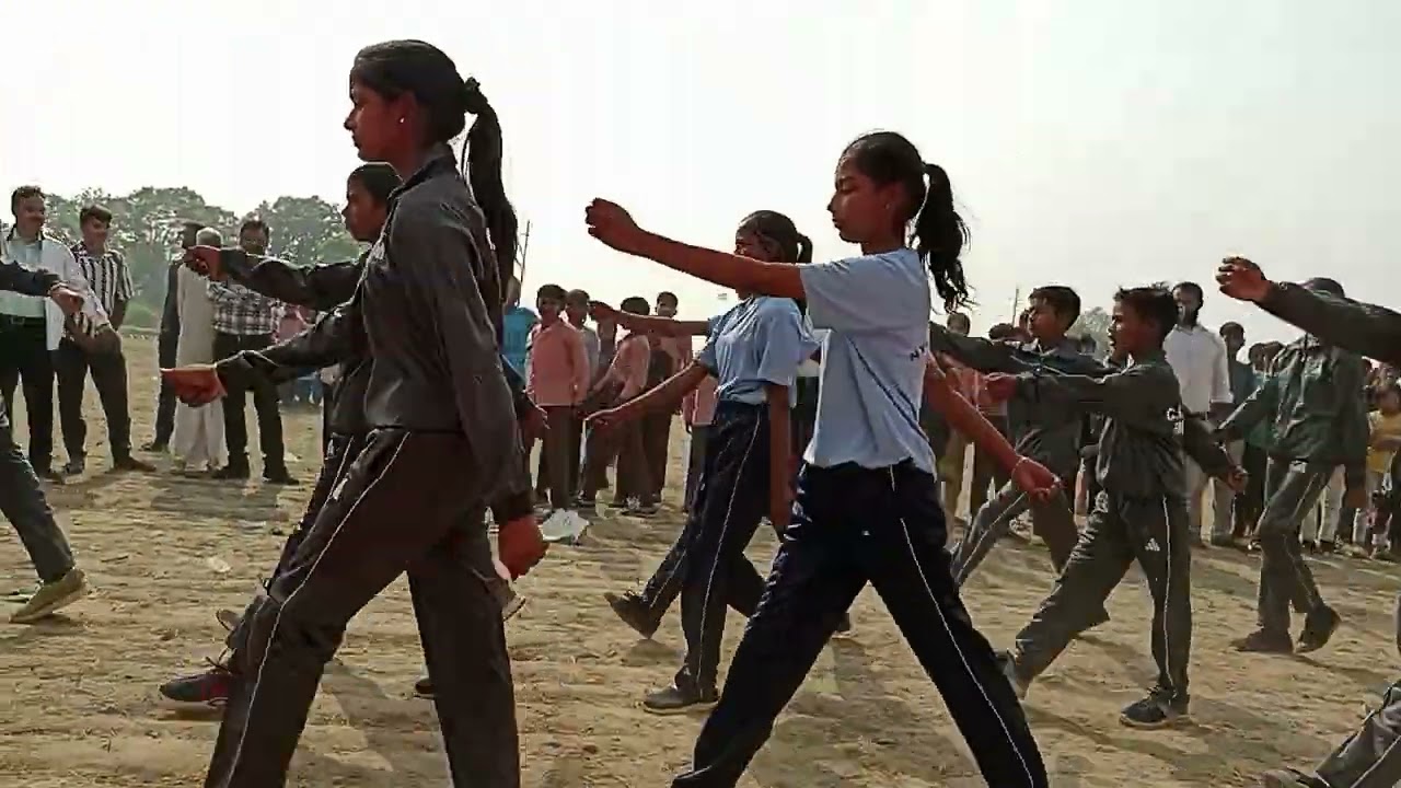 स्कूल के बच्चों की परेड परफॉर्मेंस कंपोजिट विद्यालय सिरसा, बिजौली, अलीगढ़, उत्तर प्रदेश