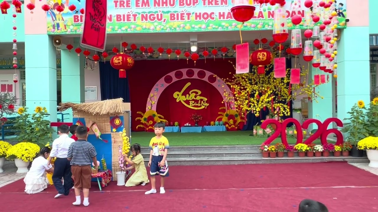 Hoạt cảnh + em chào Tết 
