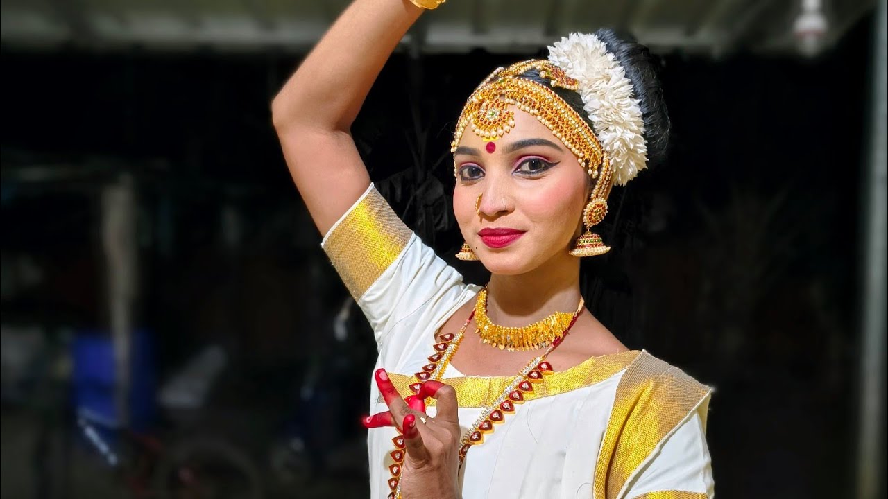 മോഹിനിയാട്ടം,mohiniyattam is a classical dance form  Kerala, India,