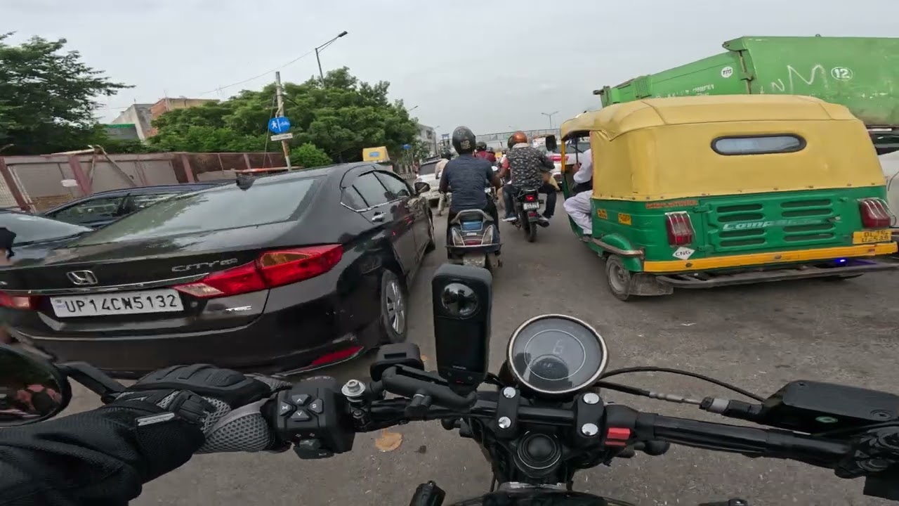 Delhi Traffic & Highway Rush 🚦 | Akshardham Temple View & Electric Scooty me lgi aag