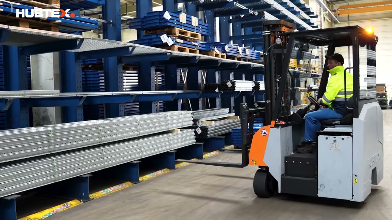 La carretilla multidireccional FLUX 30 transporta perfiles de aluminio largos | HUBTEX
