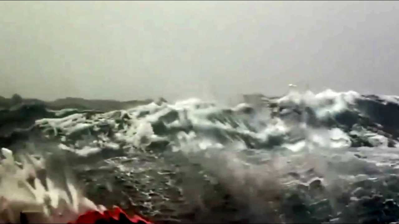 Naufraghi nella burrasca: immagini shock