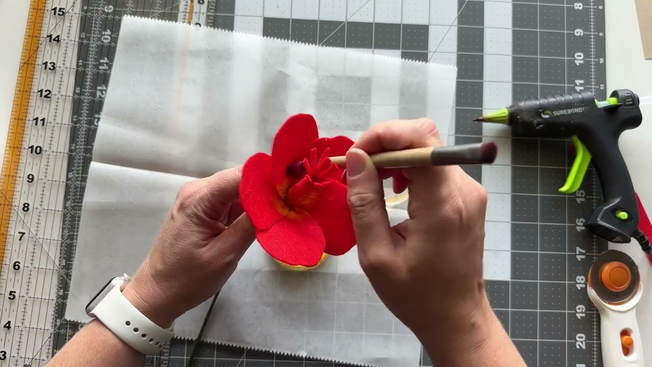 Free Pattern: How to Make a Felt Hibiscus Flower