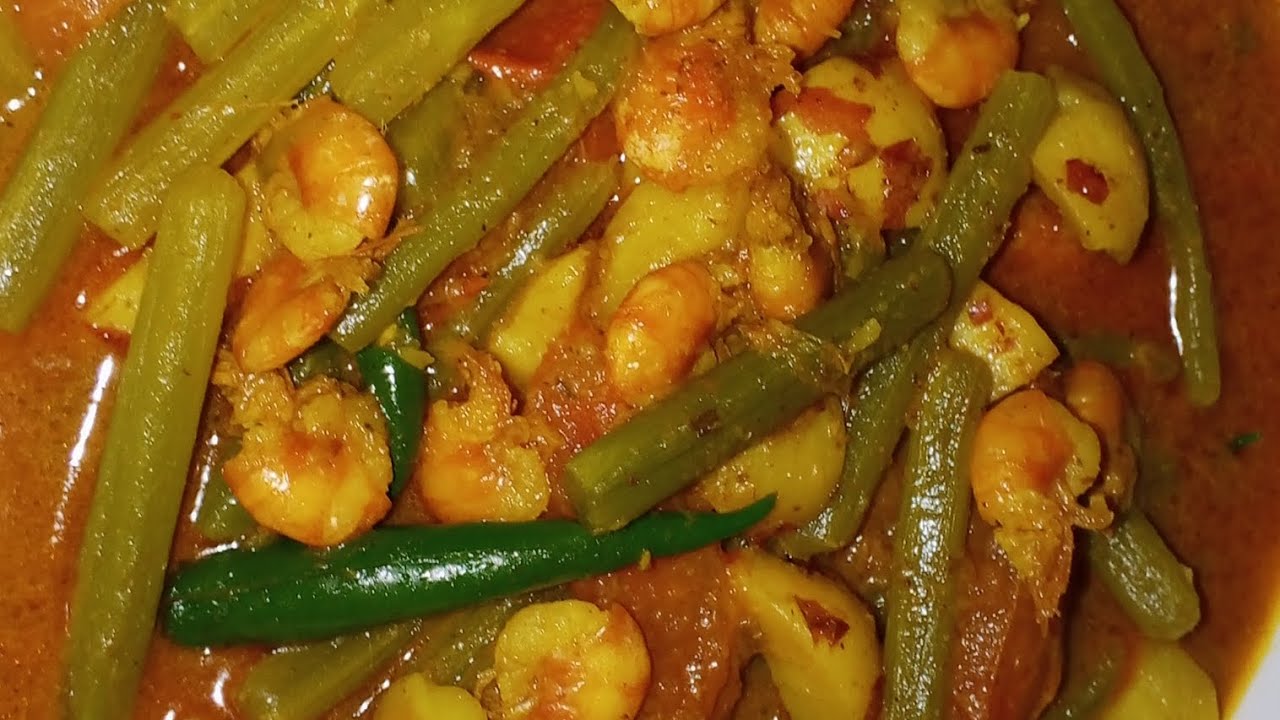 ডাটা দিয়ে চিংড়ি মাছের ঝোল। 