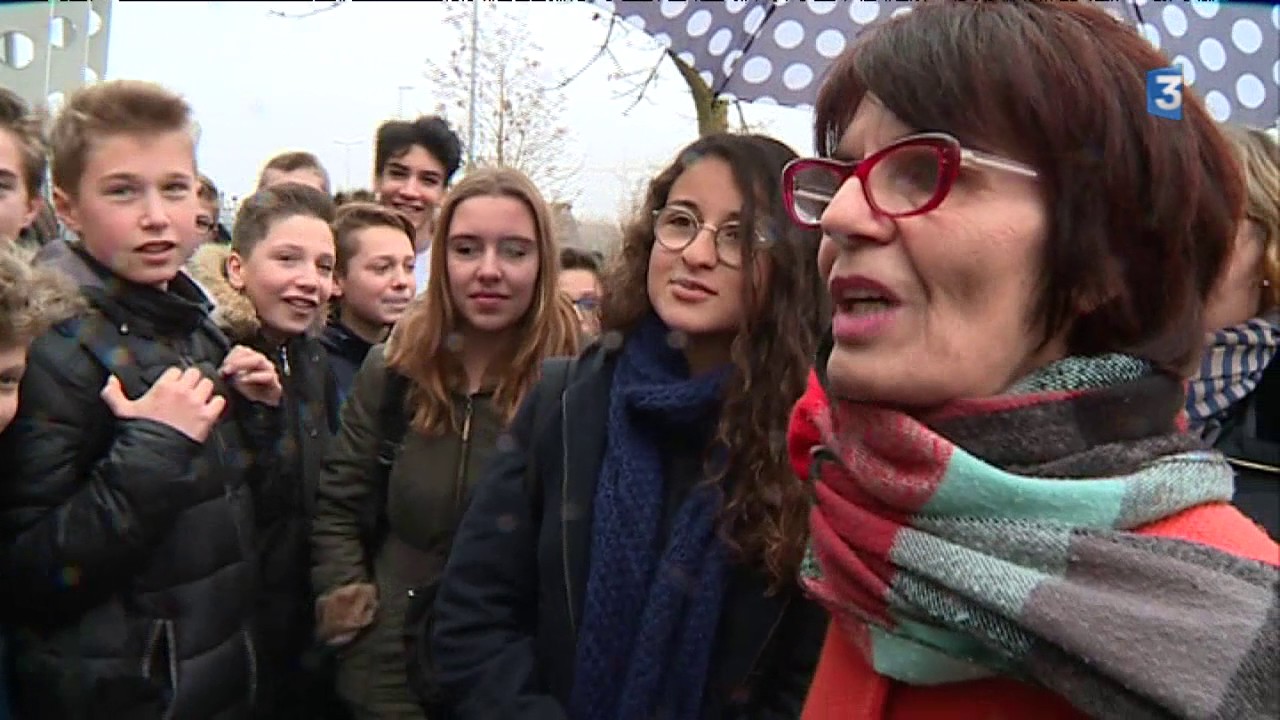 A Dijon,  des parents soutiennent une ex enseignante de 65 ans qui veut continuer à travailler