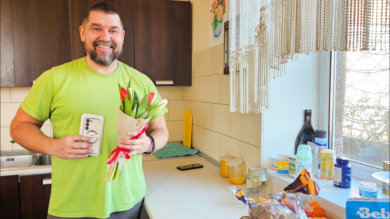 Прекрасный день начался с подарков 🥰 У нас субботник. Уборка во дворе. Радуемся солнышку.