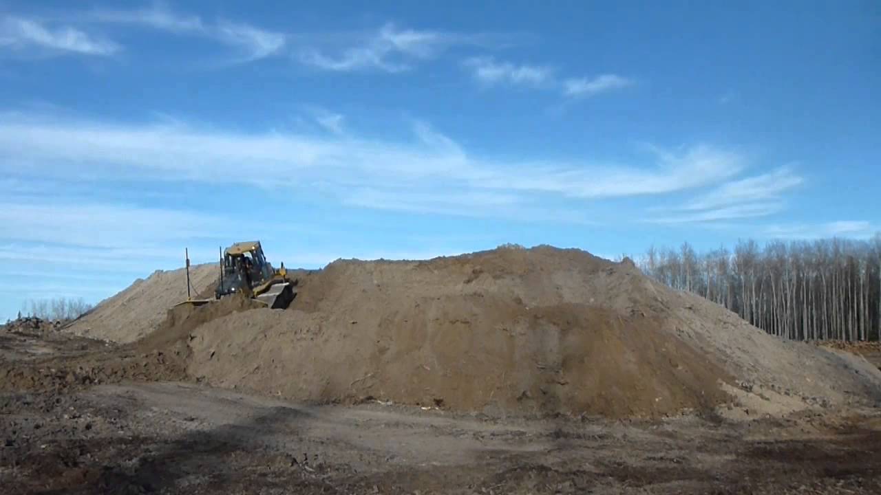 850K Moving A Mountain Of Dirt