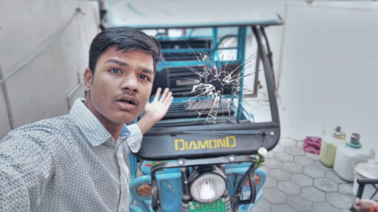 E rickshaw ka kanch fot gya 😲
