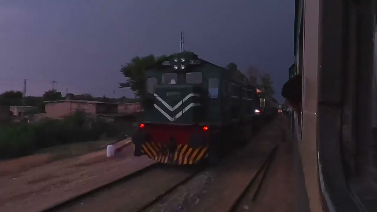 Thall Express Journey Sawan Railway Bridge, Dark Weather Storm ایک ہی ساتھ دو موسم کے نظارے