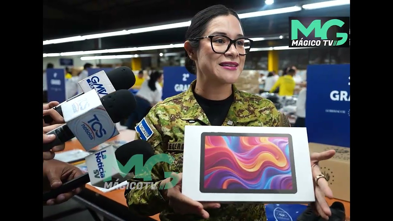 La ministra de Educación, Karla Trigueros, supervisó la preparación de los paquetes escolares