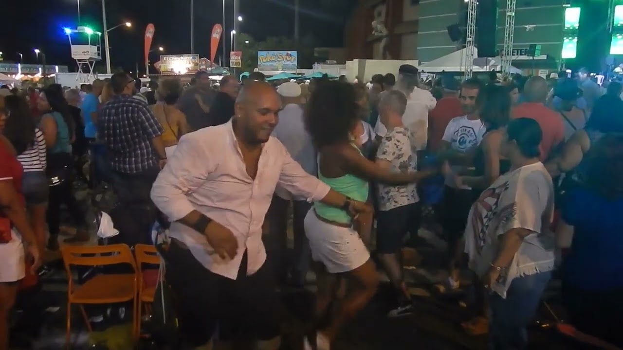 Neia dos Santos y Emmanuel Oppenheimer - Bailando Salsa en la calle de Puerto Rico