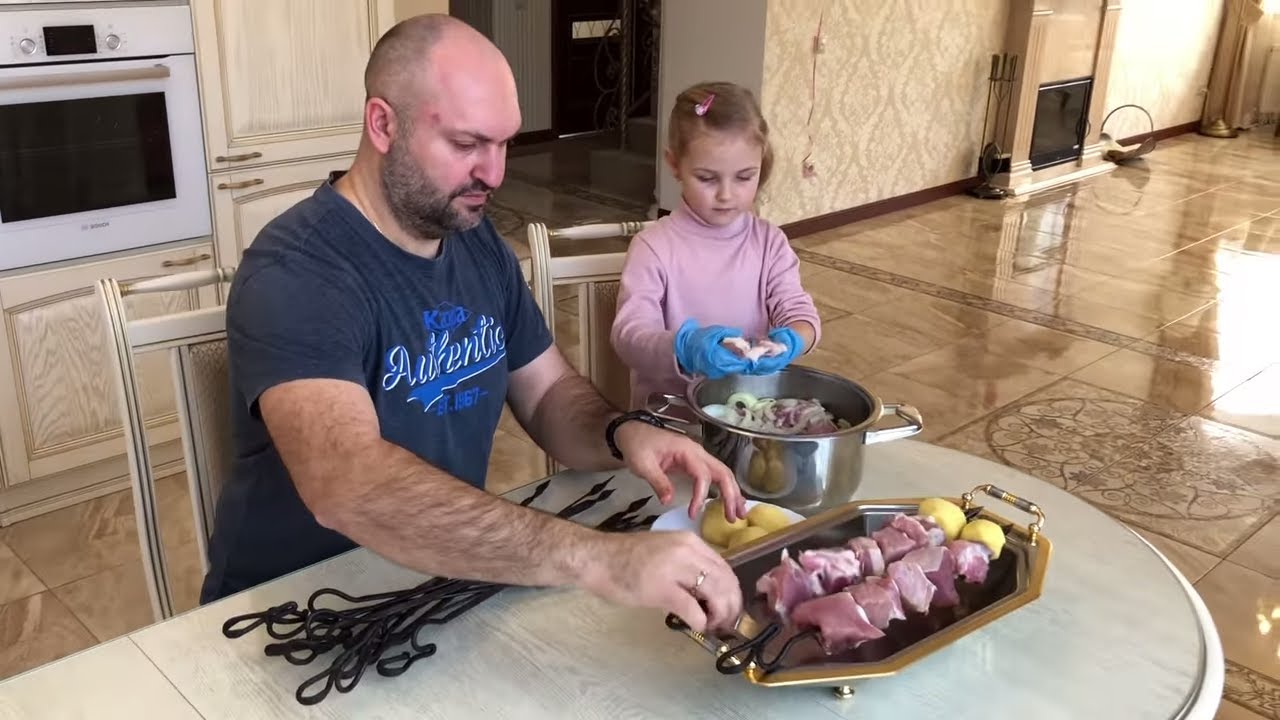 КАТЯ и ПАПА жарят шашлык в ТАНДЫРЕ