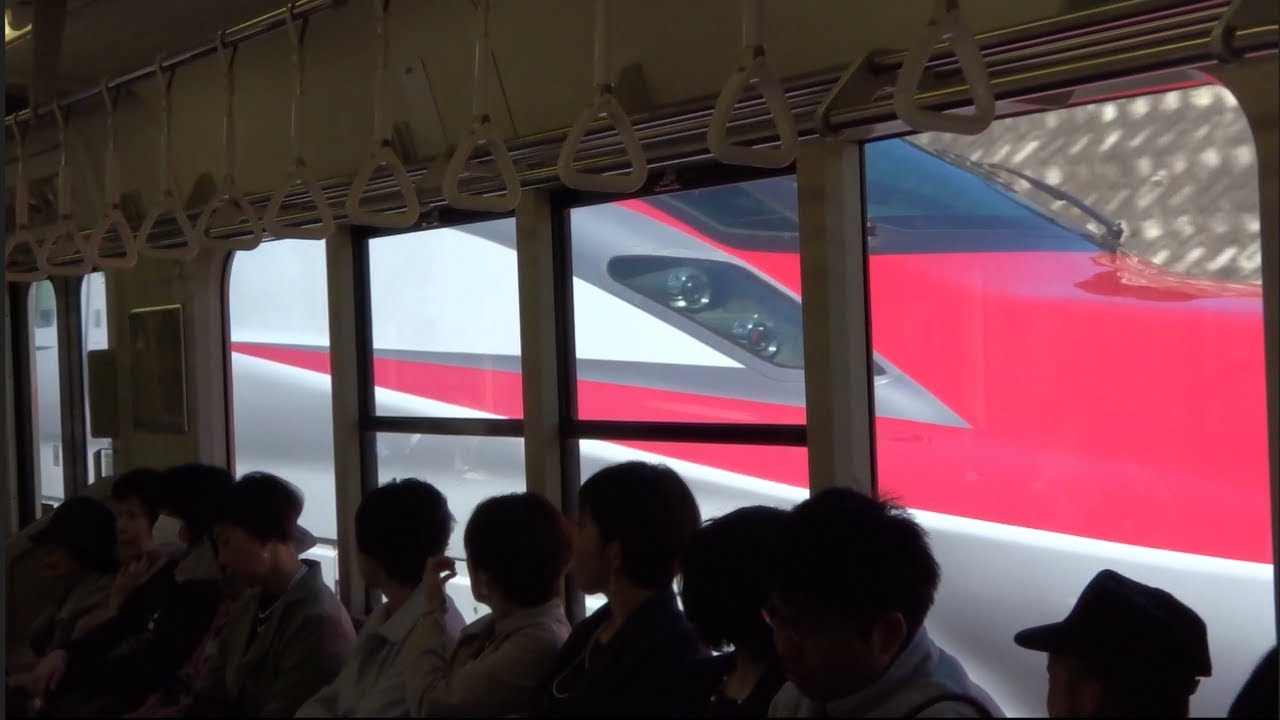 乗っていた普通列車が新幹線こまち号に追い越される
