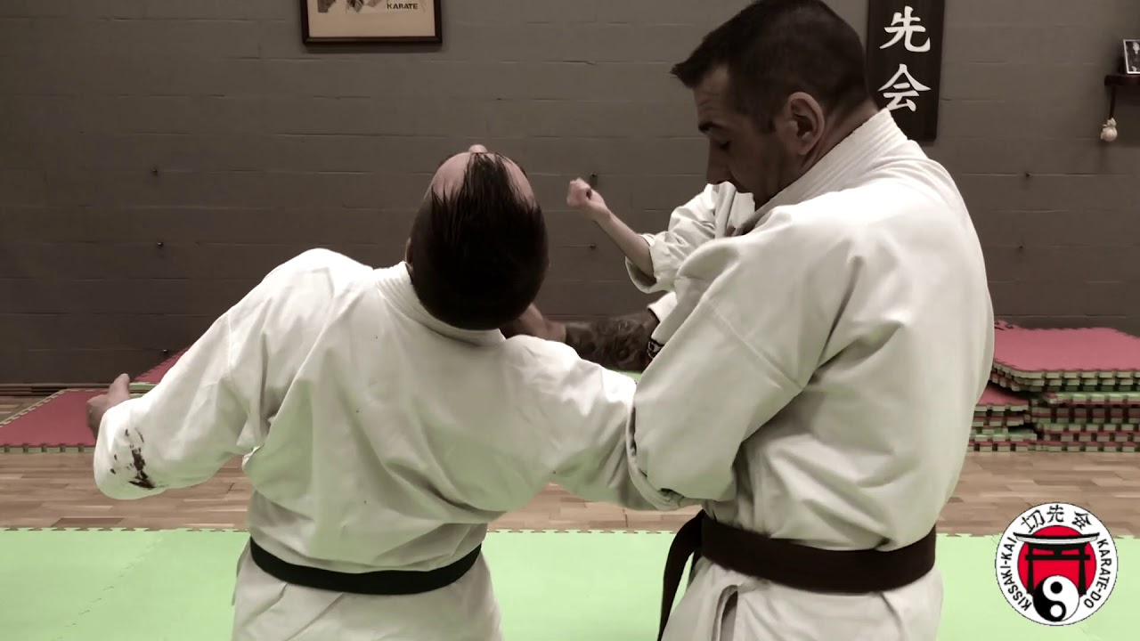 Naihanchi - Naifanchi - Tekki kata: the bunkai is what it shows.