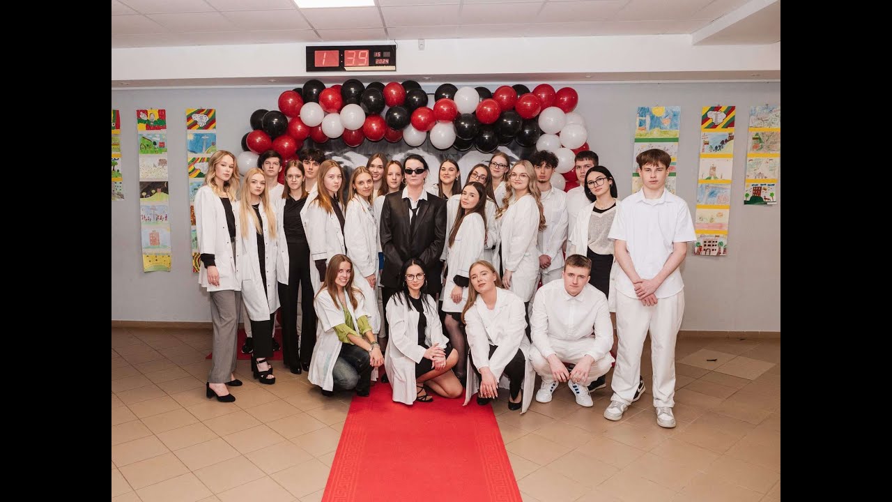 Kvietimas į Akmenės gimnazijos LXXIV (74) laidos šimtadienio šventę (2025-02-28).