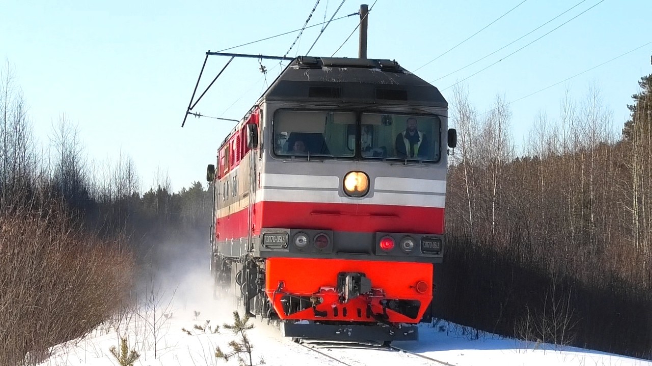 ТЭП70-0513 с пригородным поездом Екатеринбург-Пасс - Алапаевск и очень приветливой бригадой