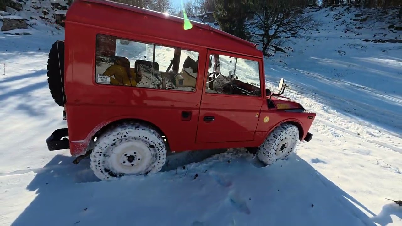 Fiat Campagnola in azione sulla neve.