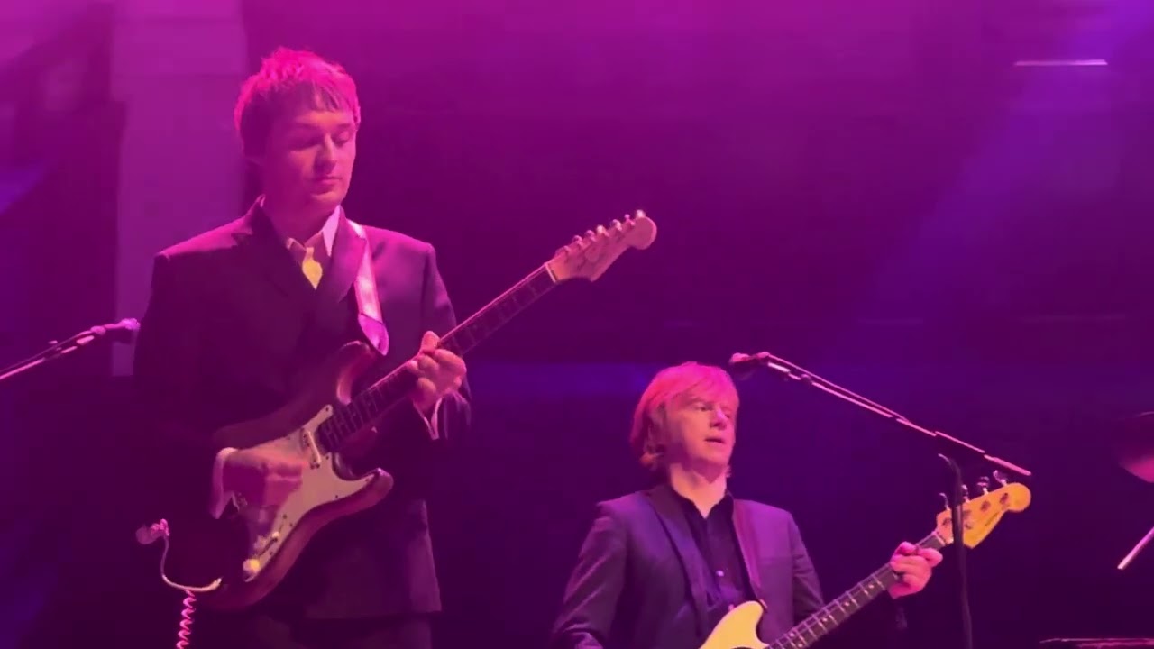 Edwyn Collins - Albert Hall Manchester playing A girl like you