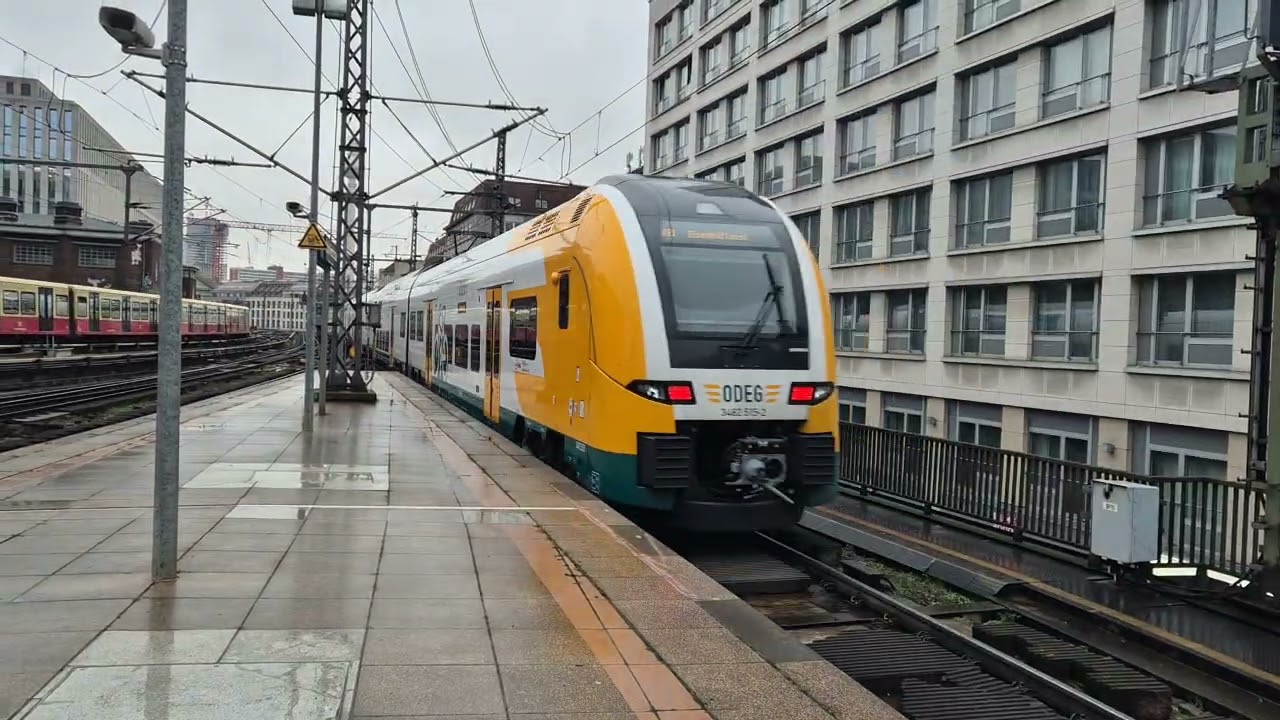Ausfahrt RE1 (leicht Beschädigt) im Bahnhof Berlin Friedrichstraße