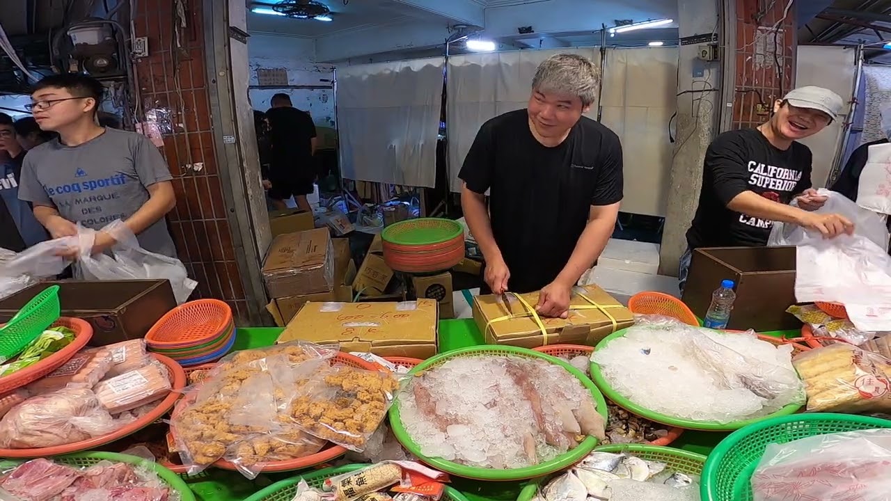 專門破壞行情的士官長 被市場最中心直接趕到邊界了 新營市場成功街29號 士官長海鮮叫賣 海鮮拍賣 叫賣哥 seafood auction