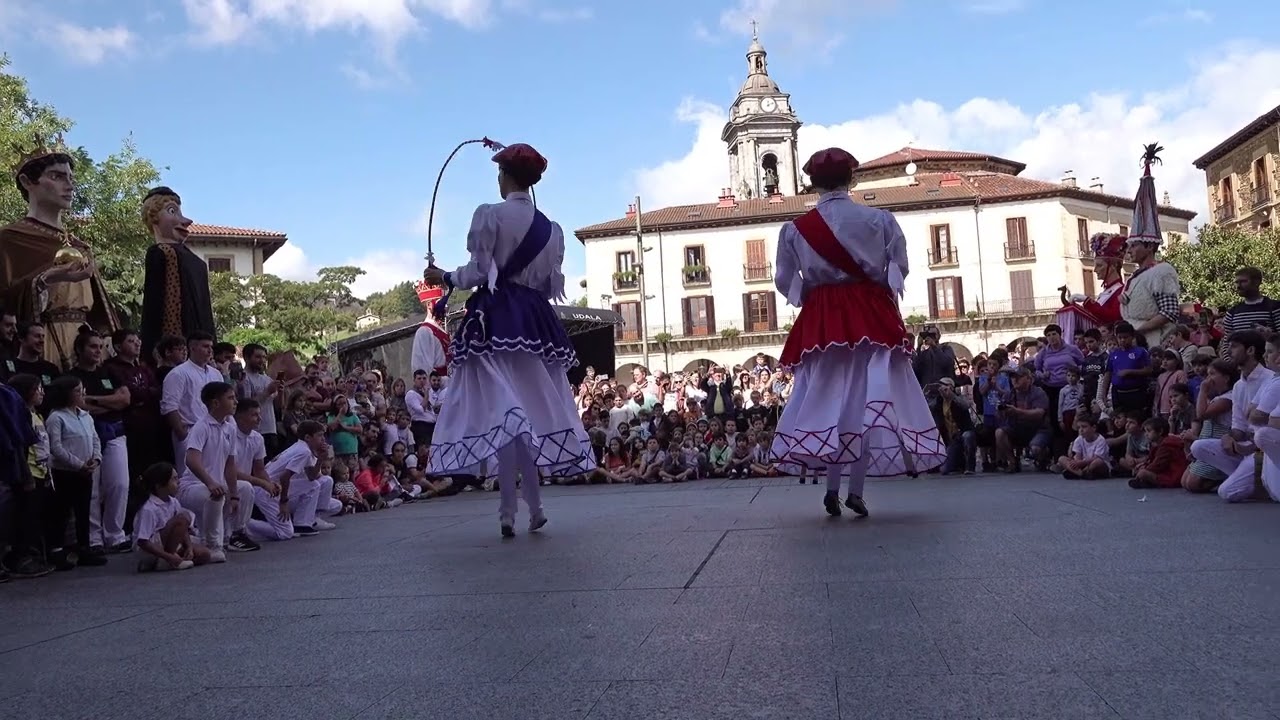 2023/09/23 OÑATI: Konpartsa berriaren aurkezpena.  Oñatiko erraldoi berrien  lehenengo dantza.