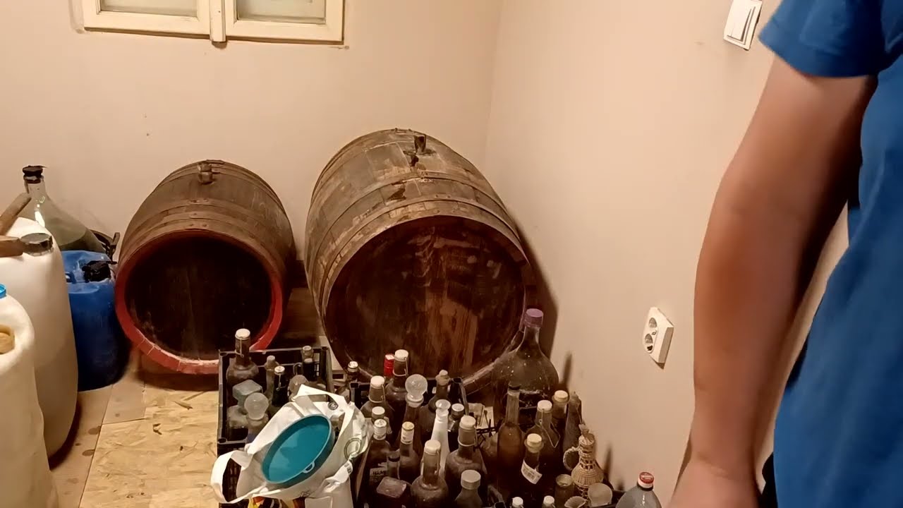 Tuica tinuta in butoi dud