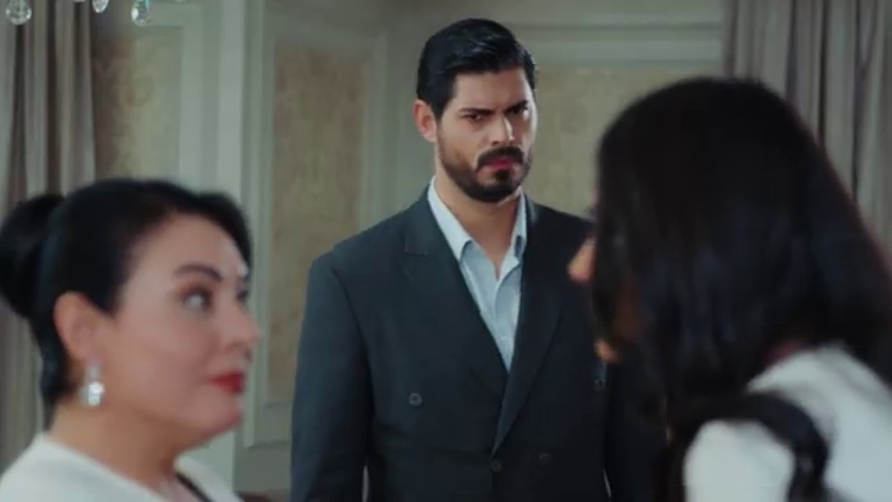 GELİN 366 - Dessa vez, Hançer expulsou Mukadder da mansão.