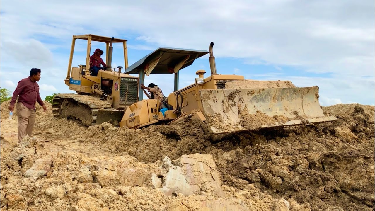 Amazing Komatsu D40p Stuck In Mud Recovery
