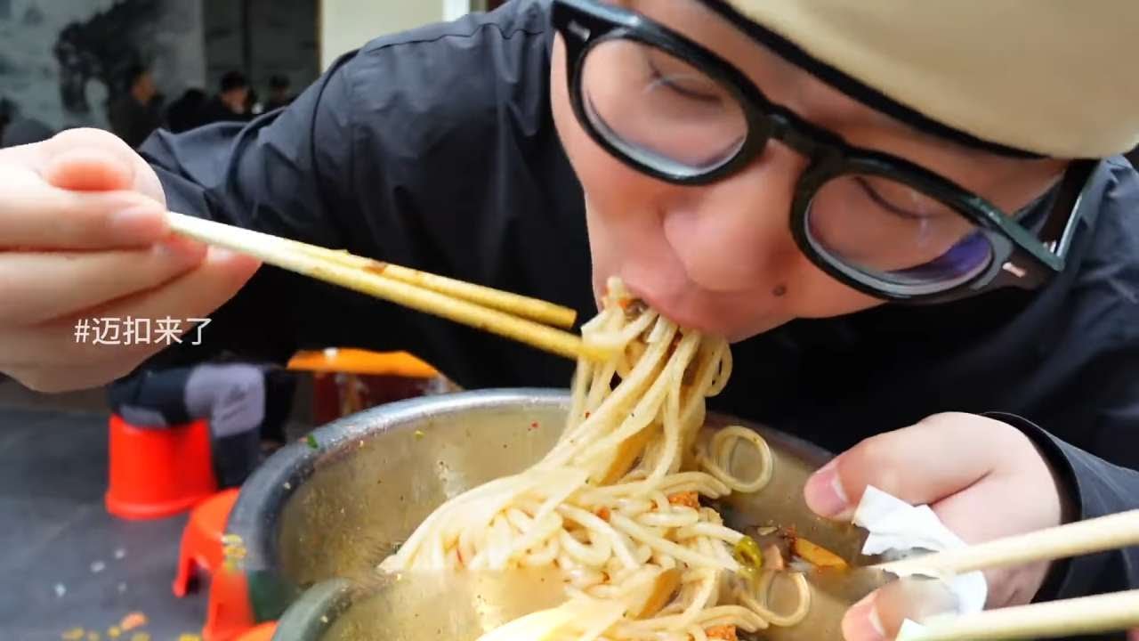 吃遍城市里的烟火气，一条视频带你吃完桂林施家园路特色美食：卤菜粉、糯米饭、水糍粑、荞麦饼、芝麻包、猪肝粉、红油米粉、油条、胡辣、玉林粉、烧鸭粉、肉粽、后安粉～#桂林米粉 #抖音生活美食季 #舌尖上的