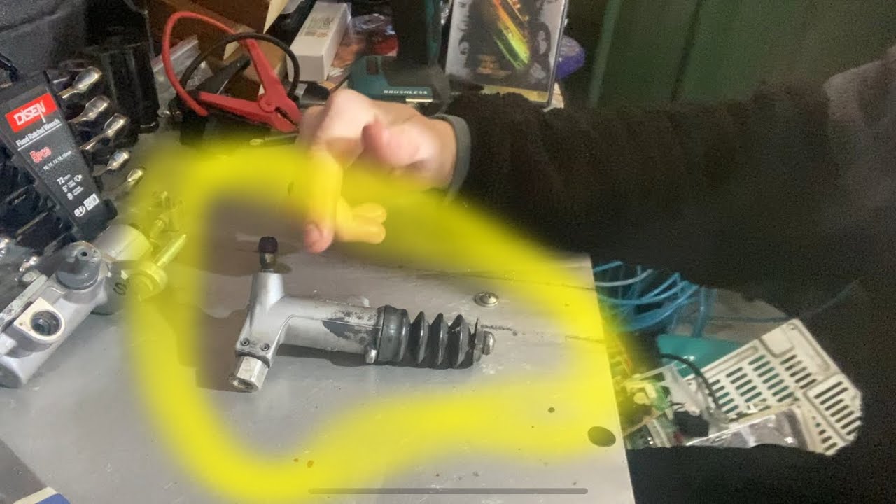How does a slave cylinder work? 