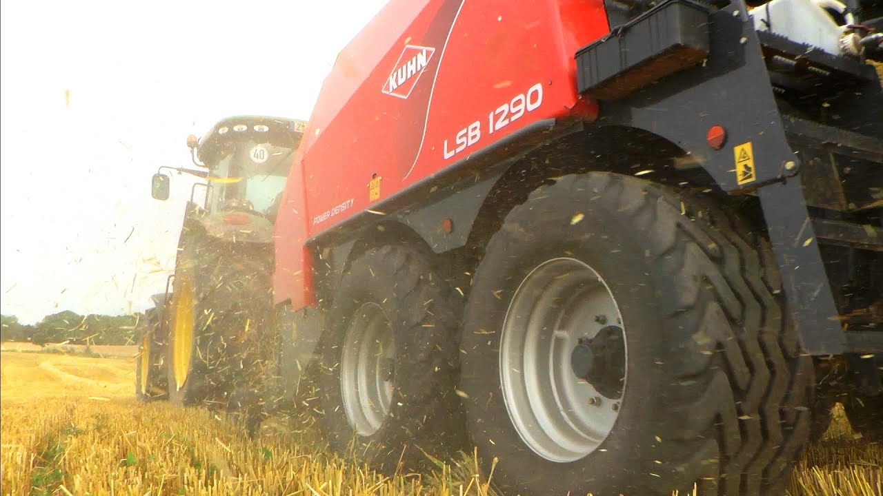 KUHN Großpackenpresse LSB 1290 beim Strohpressen mit JOHN DEERE  7R