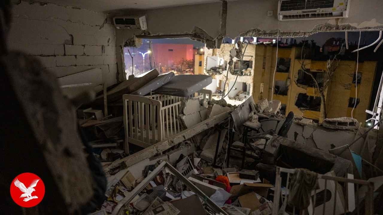 Иранская ракета попала в израильский город недалеко от ядерного объекта после неудачной попытки п...